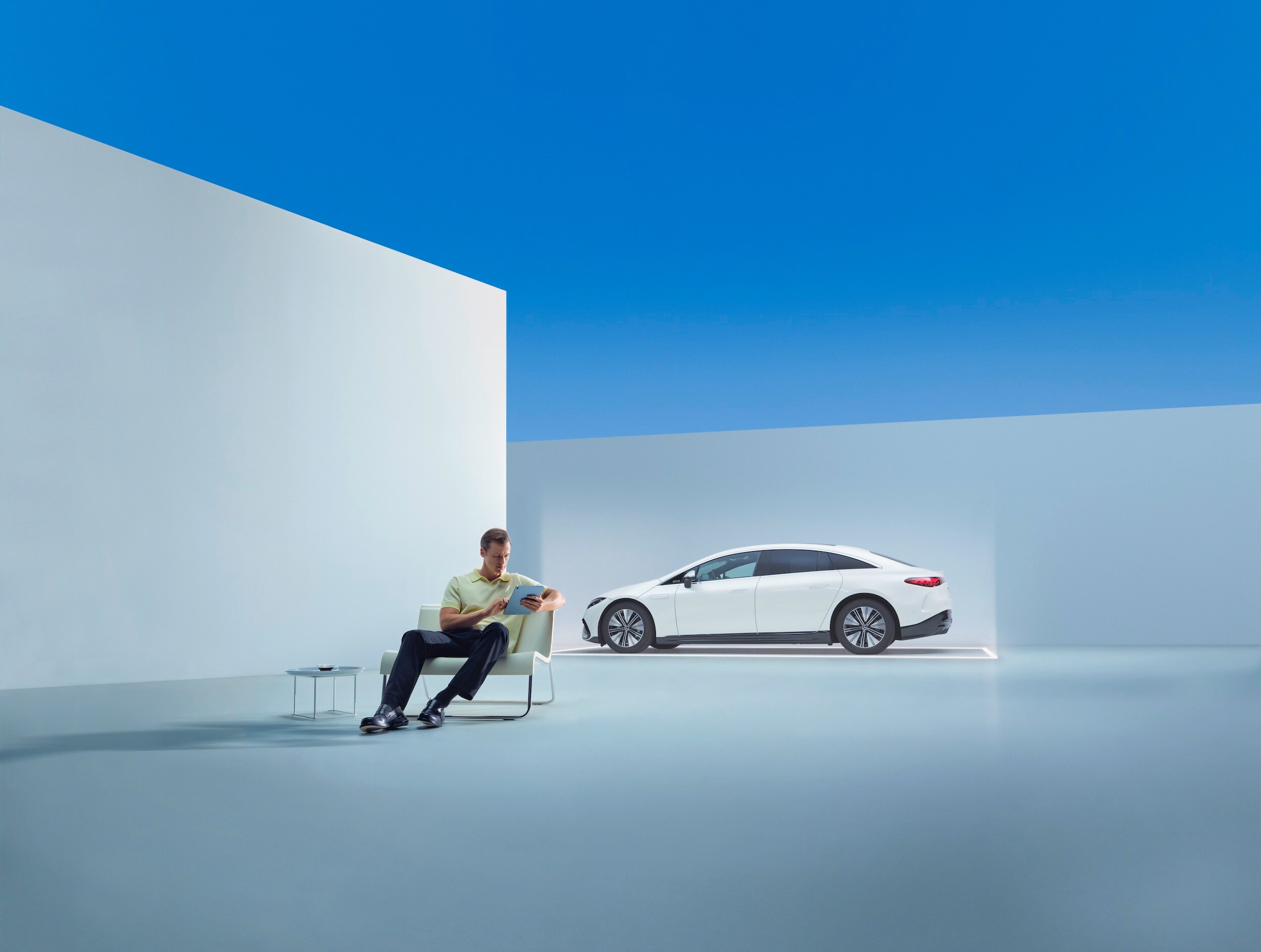 Mercedes-Benz WarrantyExtension Un hombre se relaja sentado frente a un Mercedes-Benz.