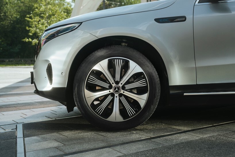 Primer plano de la zona delantera de un Mercedes, centrado en los neumáticos originales de Mercedes. Agenda cita para cambiar los neumáticos | Mercedes-Benz