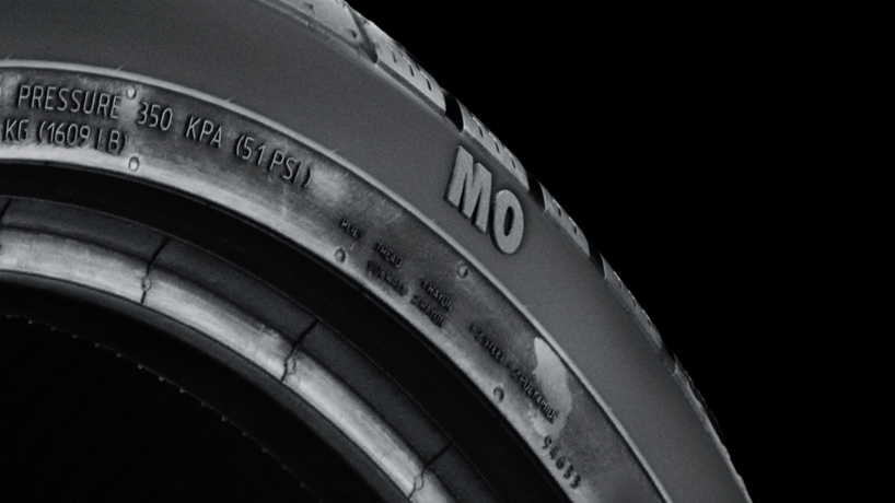 Neumáticos originales Mercedes MO | Mercedes-Benz Sección de un primer plano de un neumático Mercedes MO.