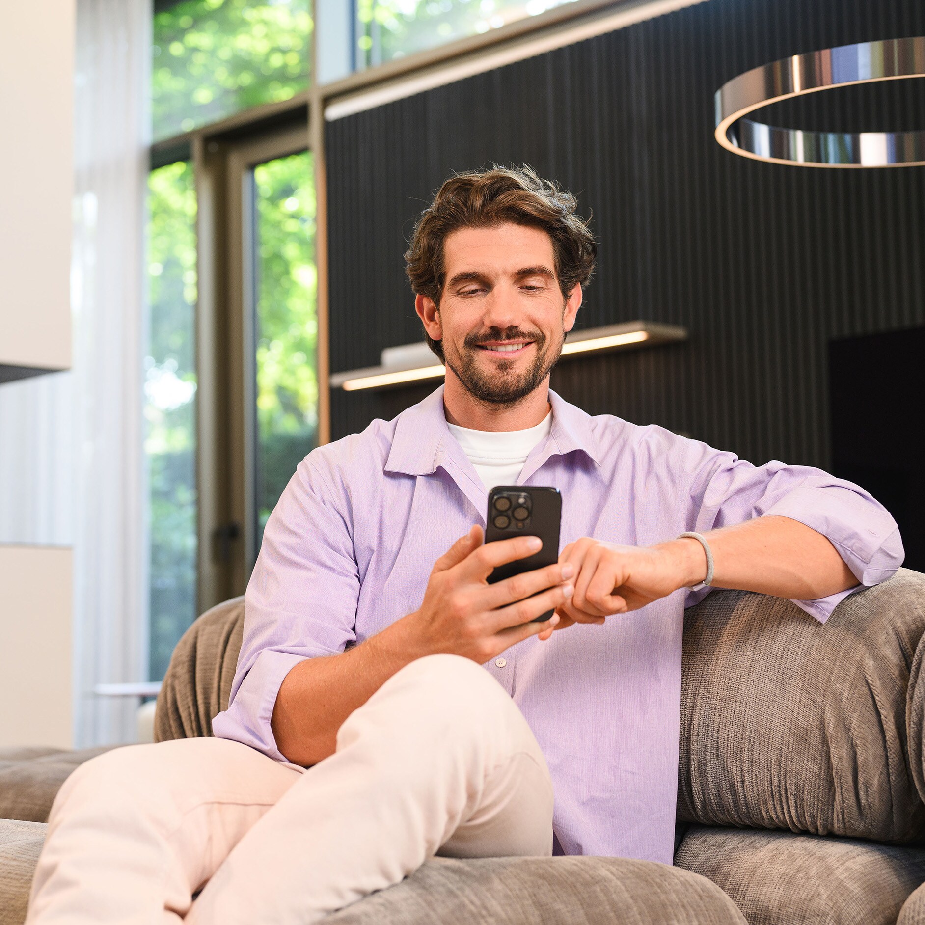 Mercedes-Benz Rent para tu Mercedes-Benz Una persona sentada y utilizando un dispositivo móvil.