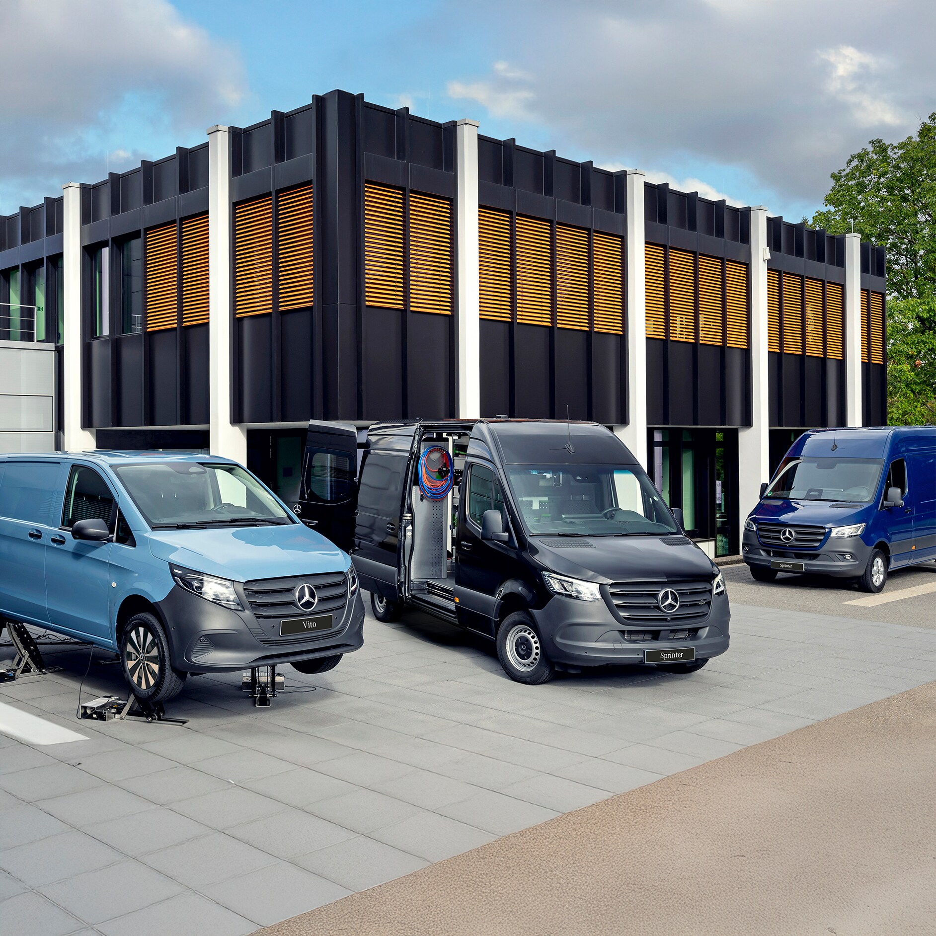 Reparaciones intermedias | Mercedes-Benz Vanes Mecánico asistiendo a cliente.