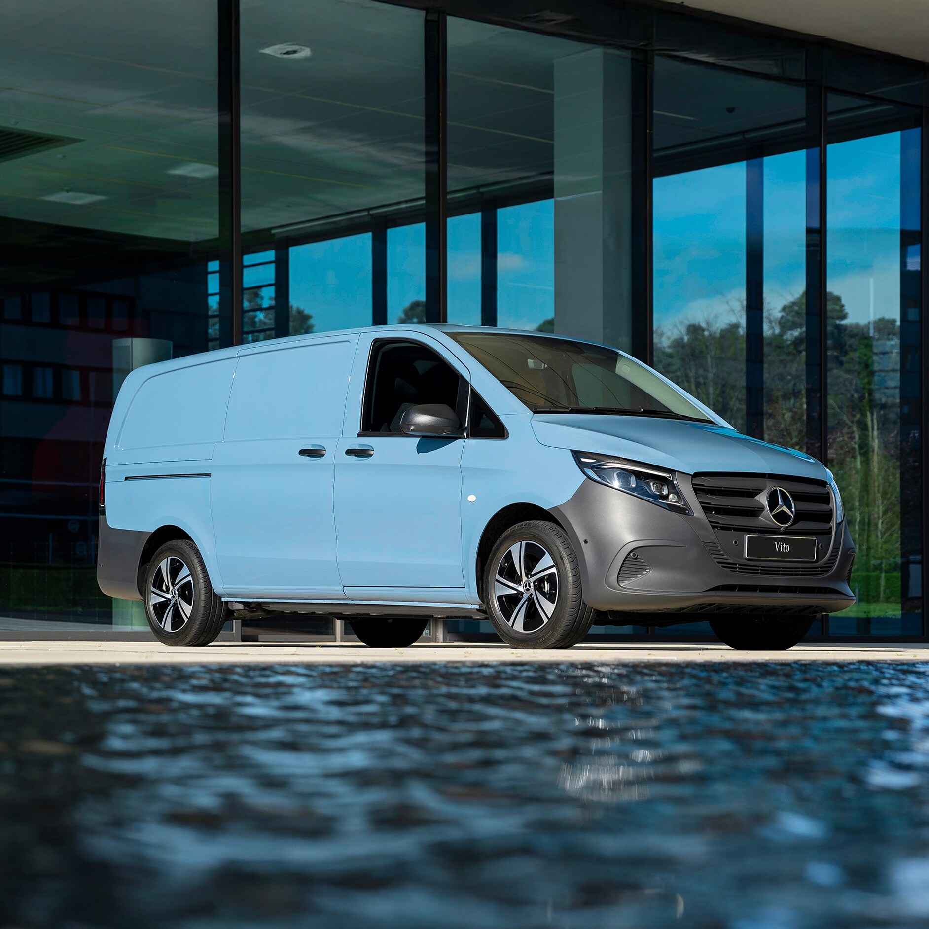Vehículos particulares | Extras digitales | Mercedes-Benz Un Mercedes-Benz EQV en una carretera convencional.